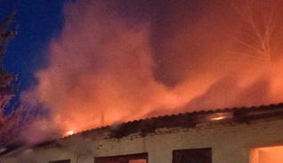 На Київщині загорілися адмінбудівля та бібліотека: фото та відео пожежі