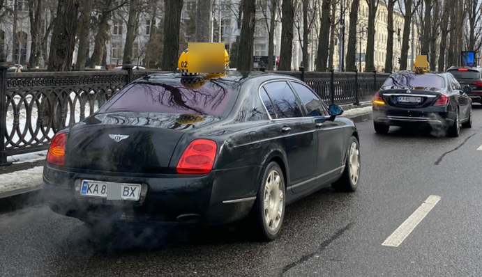 Богатые тоже трудятся: в Киеве заметили таксиста на Bentley, фото