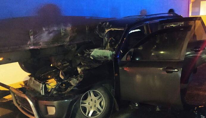 У Дніпрі авто на повній швидкості влетіло у фуру – є жертви: фото та відео моменту ДТП