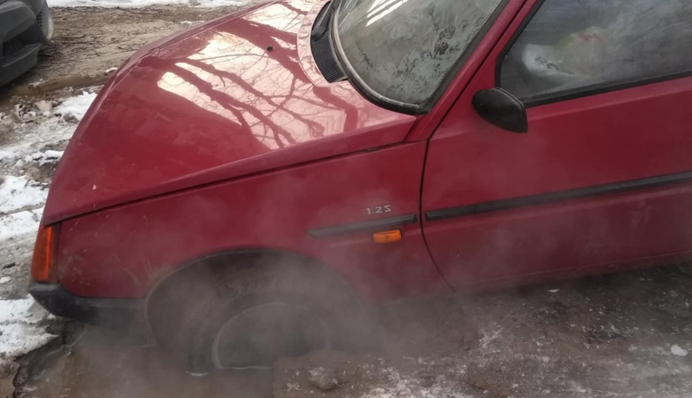 У Києві через комунальну НП під асфальт провалилися два авто: фото