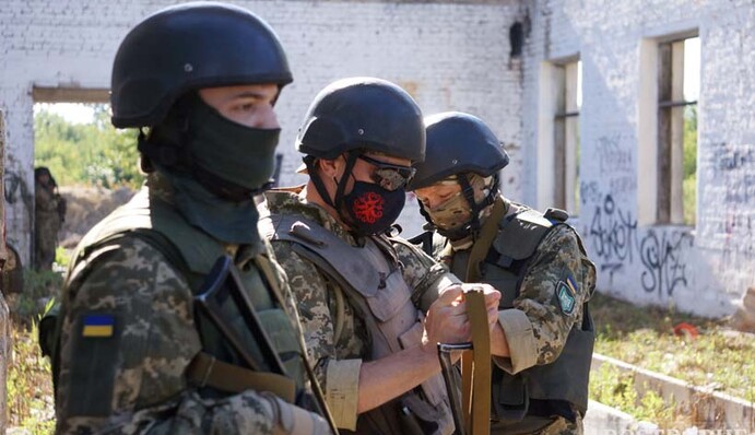 ​Украинцы начали активно вооружаться: чем встретят войска Путина