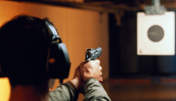 Українці масово записуються на уроки стрільби: скільки коштує навчання у тирі