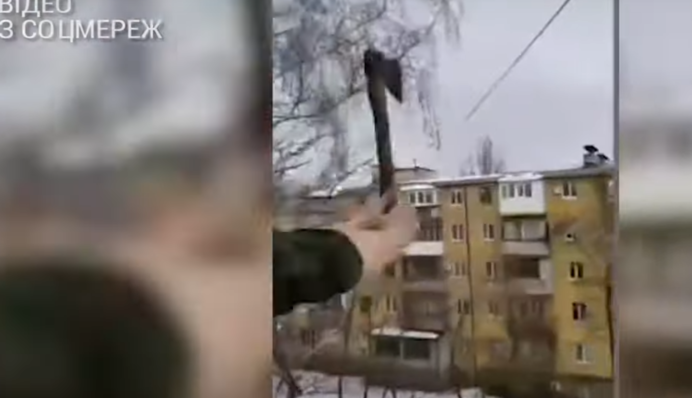 Заради ролика в Tik-Tok: у Маріуполі чоловік кидався сокирою з балкона, відео