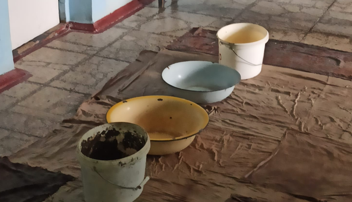 С потолка капает вода: киевлянка показала ужасы столичной поликлиники, фото