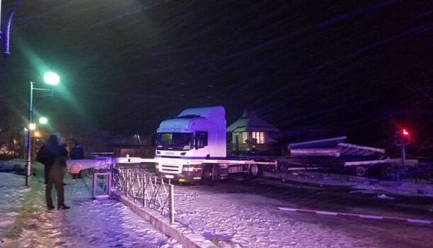 Під Рівним потяг протаранив вантажівку – є постраждалі: фото