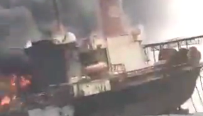 У берегов Нигерии прогремел мощный взрыв на судне: впечатляющие кадры
