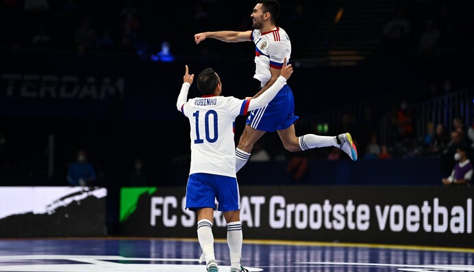 Российские футболисты получили мощную 