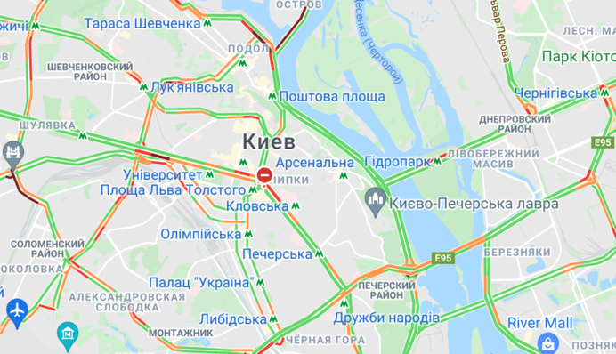 Центр Києва скували затори перед вихідними: де не проїхати