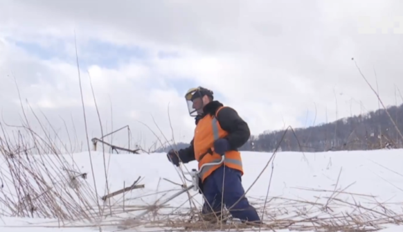 Украинских коммунальщиков заставили косить траву под снегом по необычной причине