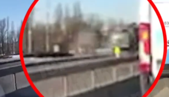 У Києві сталася серйозна ДТП з військовою вантажівкою: відео аварії