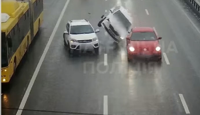 У Києві сталося ДТП із переворотом: момент потрапив на відео