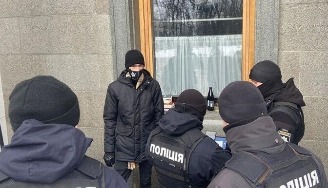 Посеред білого дня у вікно Верховної Ради кинули молоток: фото хулігана