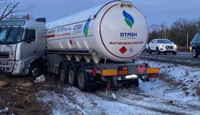 Чудом избежали взрыва: под Киевом внедорожник протаранил фуру с газом, фото