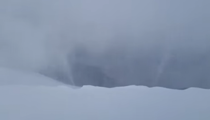 Красиво та небезпечно: рятувальники попередили українців про унікальне явище у Карпатах, відео