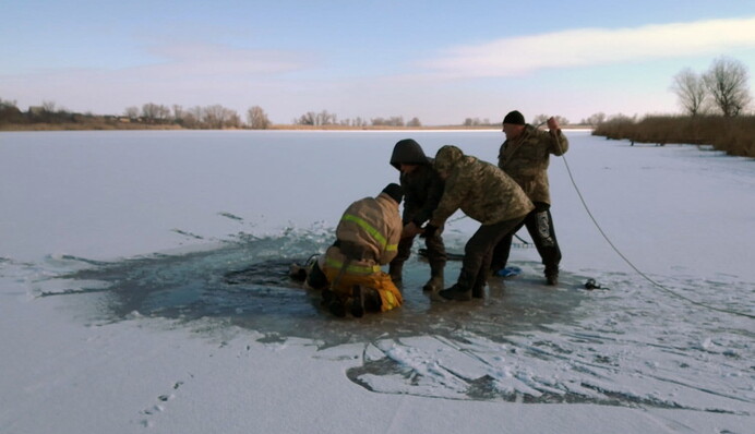 Под Днепром мужчина утонул в проруби: видео фатального прыжка, снятое женой