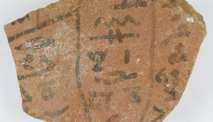 Использовались вместо блокнотов: в Египте нашли тысячи древних осколков кувшинов, фото