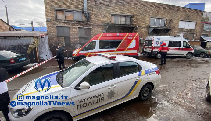 У Києві чоловіка на смерть розчавив верстат: фото