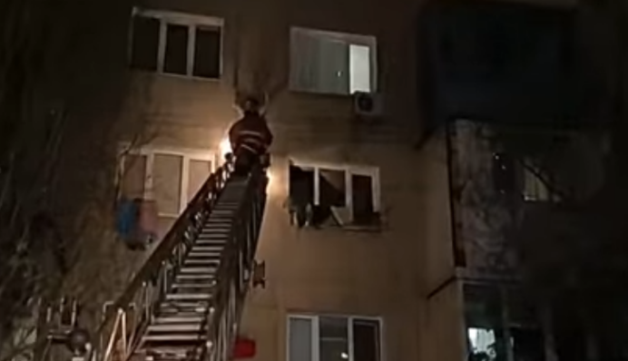 Под Одессой женщина залезла на кондиционер и стала жаловаться на жизнь: видео