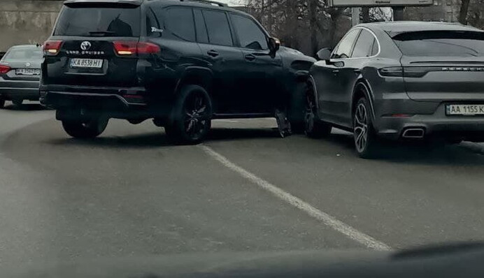 ДТП на миллионы: в Киеве столкнулись элитные внедорожники, фото