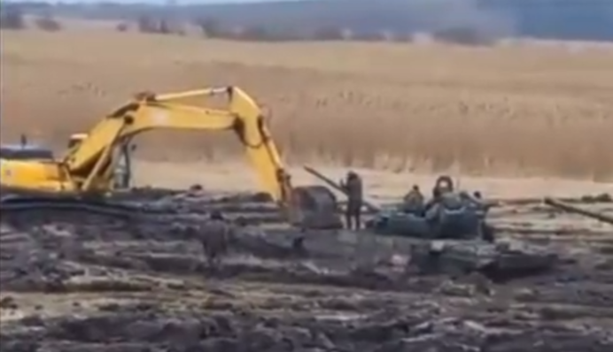 Вторжение отменяется: российские танки застряли в грязи, видео