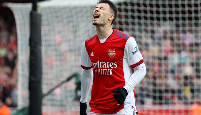 Никогда такого не видел: известный футболист получил странное удаление