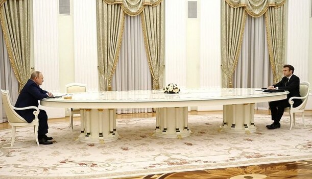 Путіна тримають у медичному пузирі: відкрилася таємниця довгого столу на переговорах із Макроном