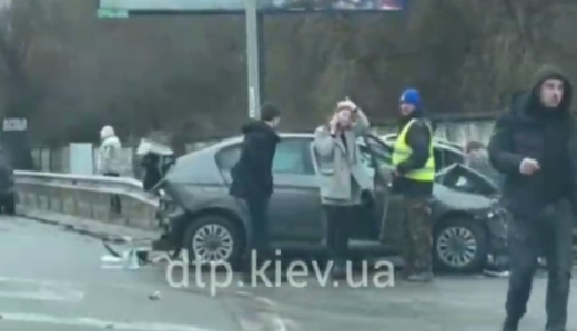 Обломками авто усеяло дорогу: в Киеве произошло серьезное ДТП с пострадавшими, видео