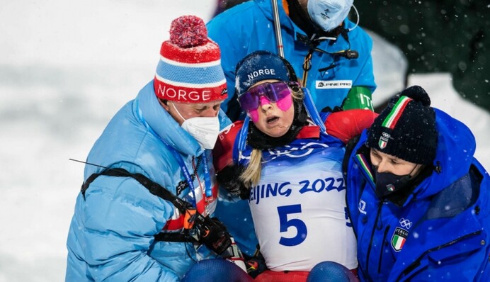 Шокирующие кадры: известную биатлонистку унесли на руках после финиша