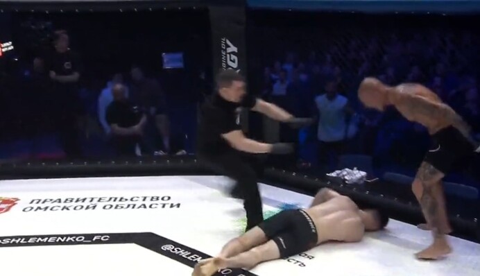 Бразильский боец вырубил россиянина ударом с разворота: жесткое видео