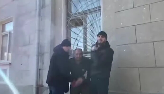 У Дніпрі напали на відомого журналіста: фото та відео