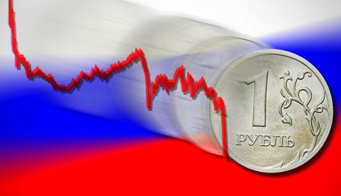 Политика ударила по экономике: рубль и российские предприятия катятся вниз