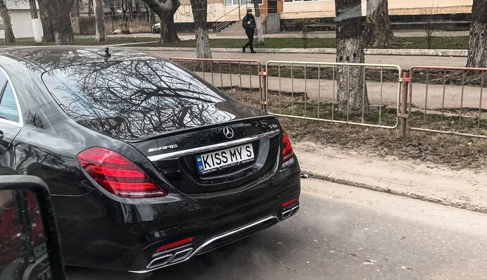 В Одессе заметили шикарный Mercedes с забавным номером: фото