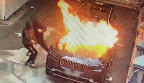 В центре Киева подростки посреди дня сожгли авто: момент попал на видео