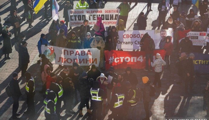 У Києві біля стін Ради 