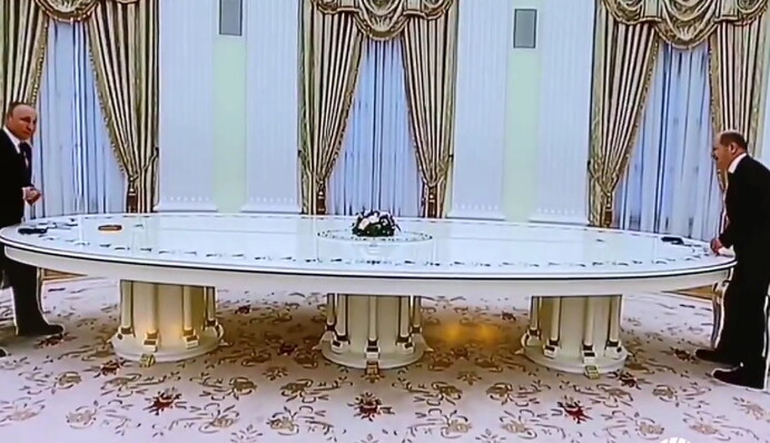 Нет теста - садись подальше: видео встречи Путина и Шольца за знаменитым столом