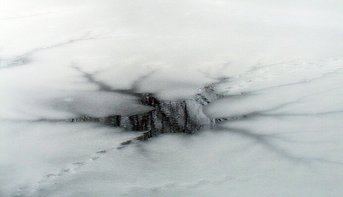 Плевать на все предупреждения: в Днепре родители с детьми массово гуляют по тонкому льду, видео