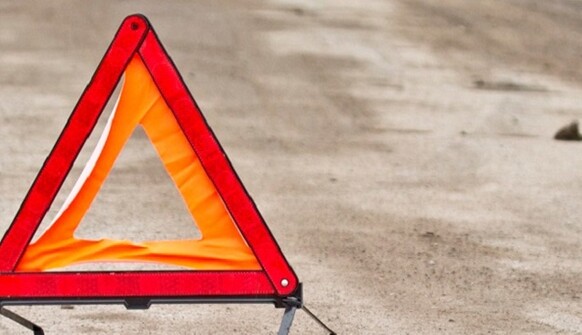 Замовлення клієнт не дочекається: у Києві кур'єр на мопеді влетів у мікроавтобус