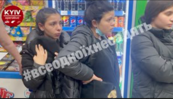 В Киеве банда воровок устроила погром в магазине и бросалась с 