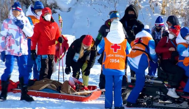 Жах у Пекіні триває: біатлоністку забрали із траси на ношах