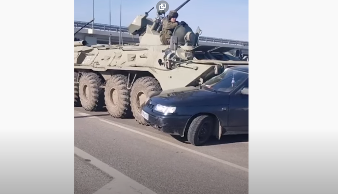 Російські війська під час відведення техніки з Криму потрапили у ДТП: фото та відео