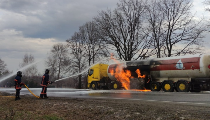 Міг прогриміти потужний вибух: на Прикарпатті на дорозі спалахнув газовоз, фото