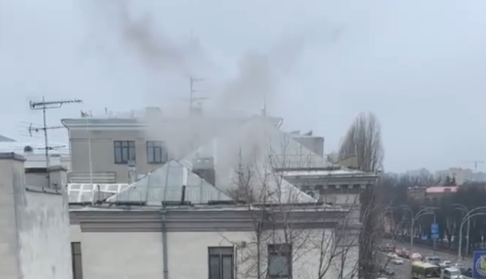 Палять документи? У Києві з будівлі посольства Росії валить дим, відео