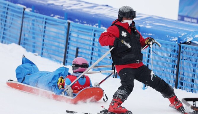 Олимпиада-2022: фристайлистку увезли с трассы на носилках после жуткого падения