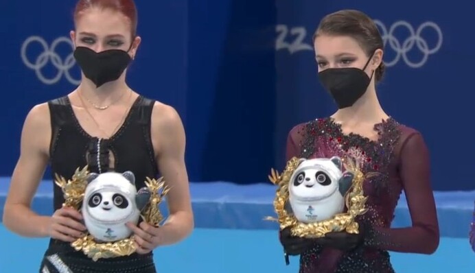 У нас нет флага: российская фигуристка с пандой в руках оконфузилась на Олимпиаде