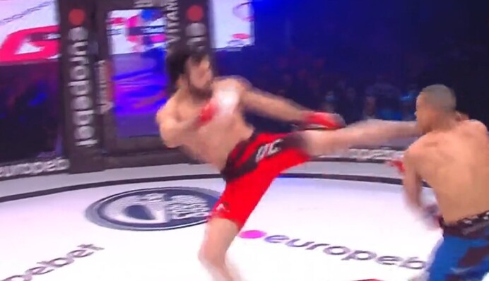 Грузинский боец нокаутировал бразильца эффектным ударом ногой в прыжке: видео