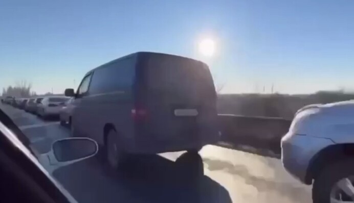 Люди стоят в километровых пробках: как проходит второй день 