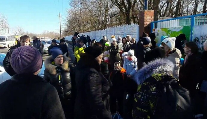 Немає їжі та туалетів: біженців з ОРДЛО кинули напризволяще в Росії, відео