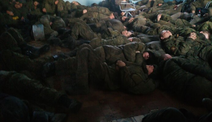 Голодують і сплять на брудній підлозі: на кордоні з Україною застрягла сотня російських солдатів