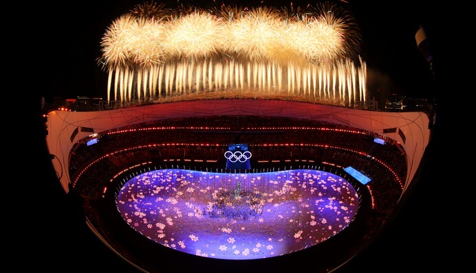 В Пекине завершилась зимняя Олимпиада: красочные фото церемонии закрытия