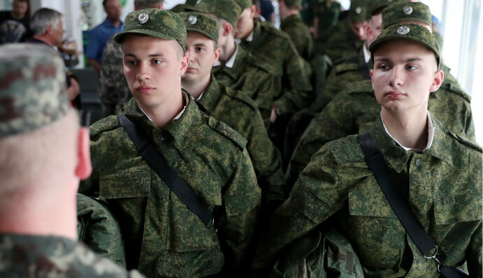 Их всех поубивают: россиянин эмоционально отреагировал на отправку срочников на границу Украины, видео